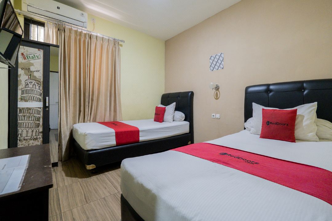 RedDoorz Near Surabaya Town Square