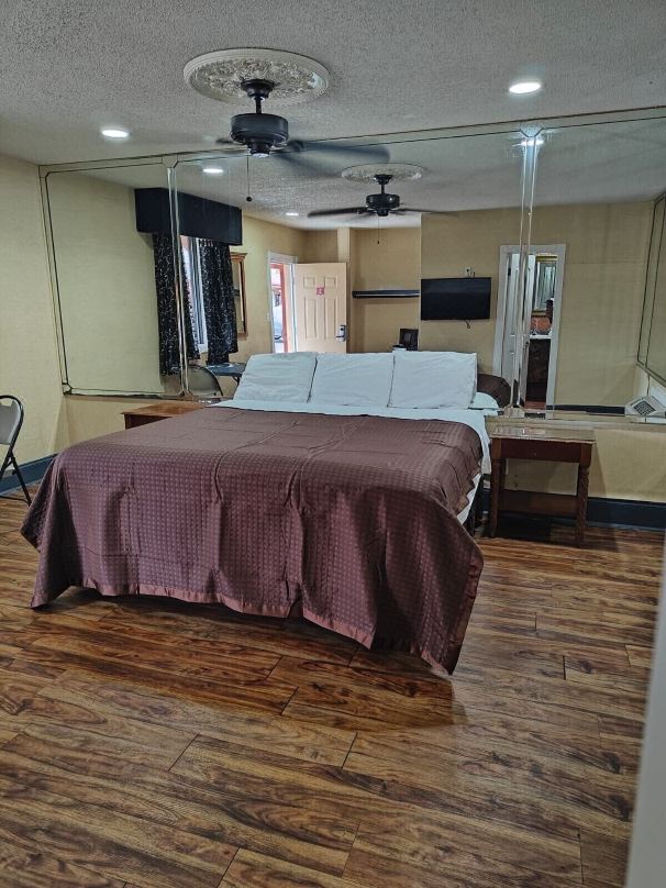Deluxe Inn - Savannah
