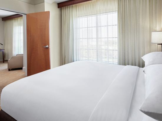 DoubleTree by Hilton Hotel Sunrise - Sawgrass Mills - Tap to explore photos