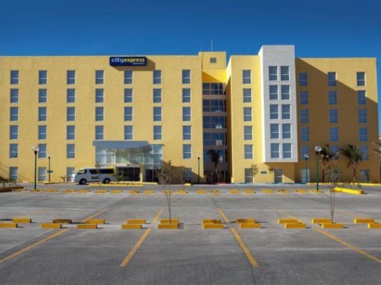 City Express by Marriott Saltillo Sur - Tap to explore photos