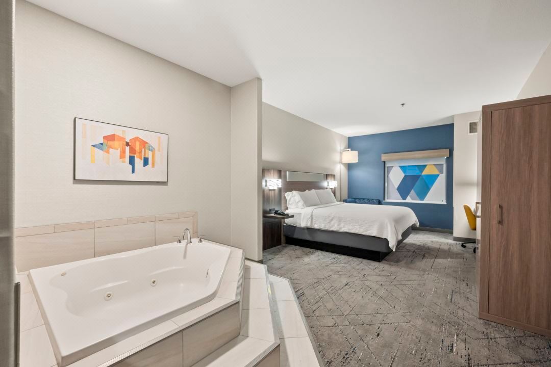 Holiday Inn Express & Suites Lincoln-Roseville Area