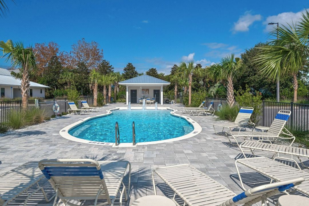 2BR Near Gulf Place w/ Pool, Grill + Free Tickets: Dolphin Cruise & More!