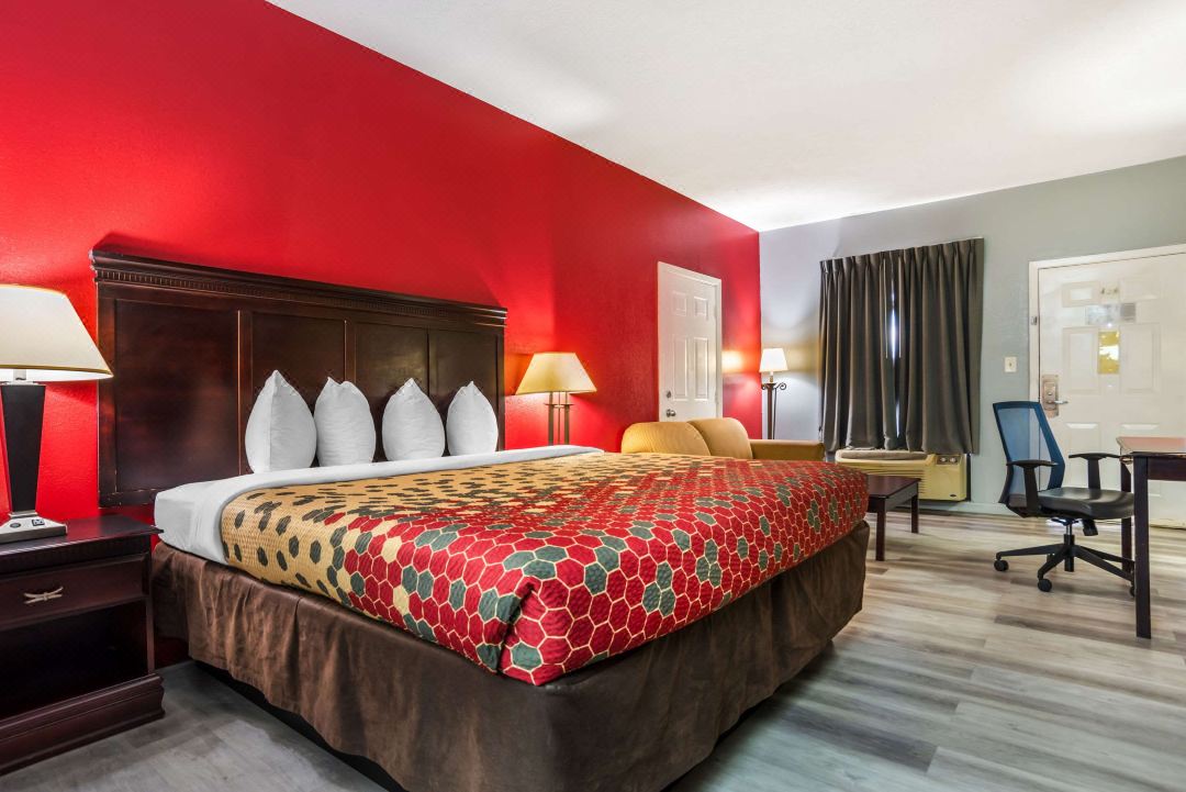 Econo Lodge Inn & Suites