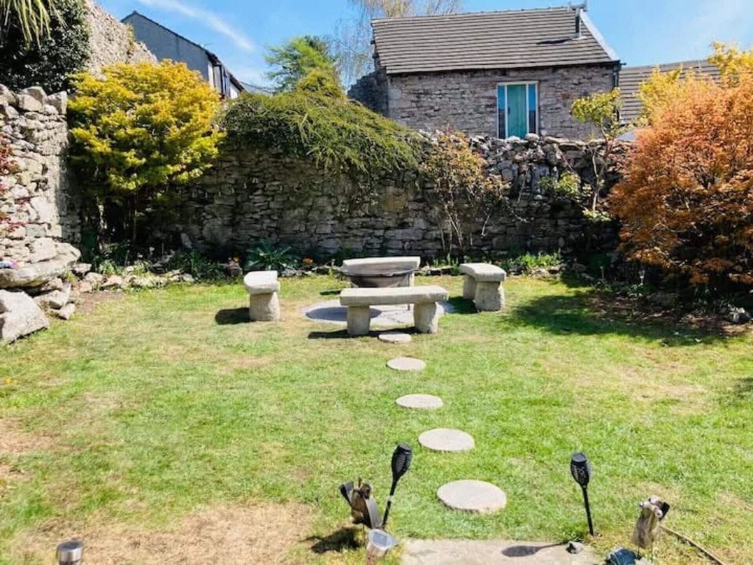 Lakeside Cottage - Sleeps 8 - Garden