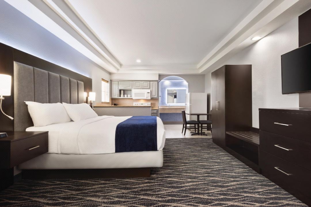 Days Inn & Suites by Wyndham Houston Hobby Airport