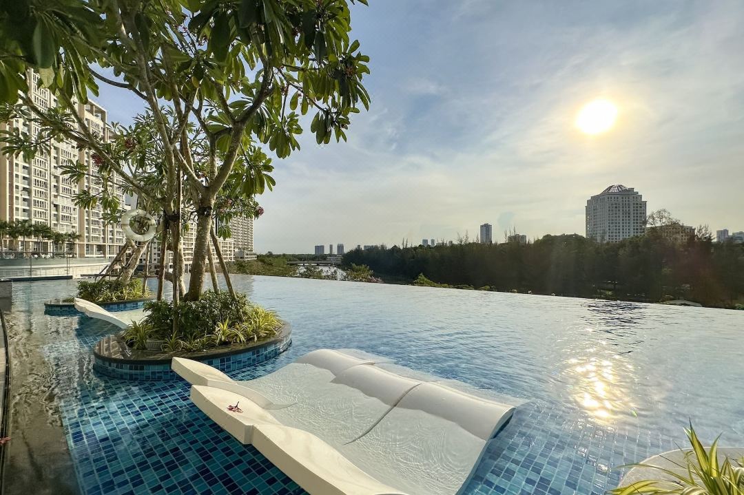 Midtown the Peak Apartment by VnHouse