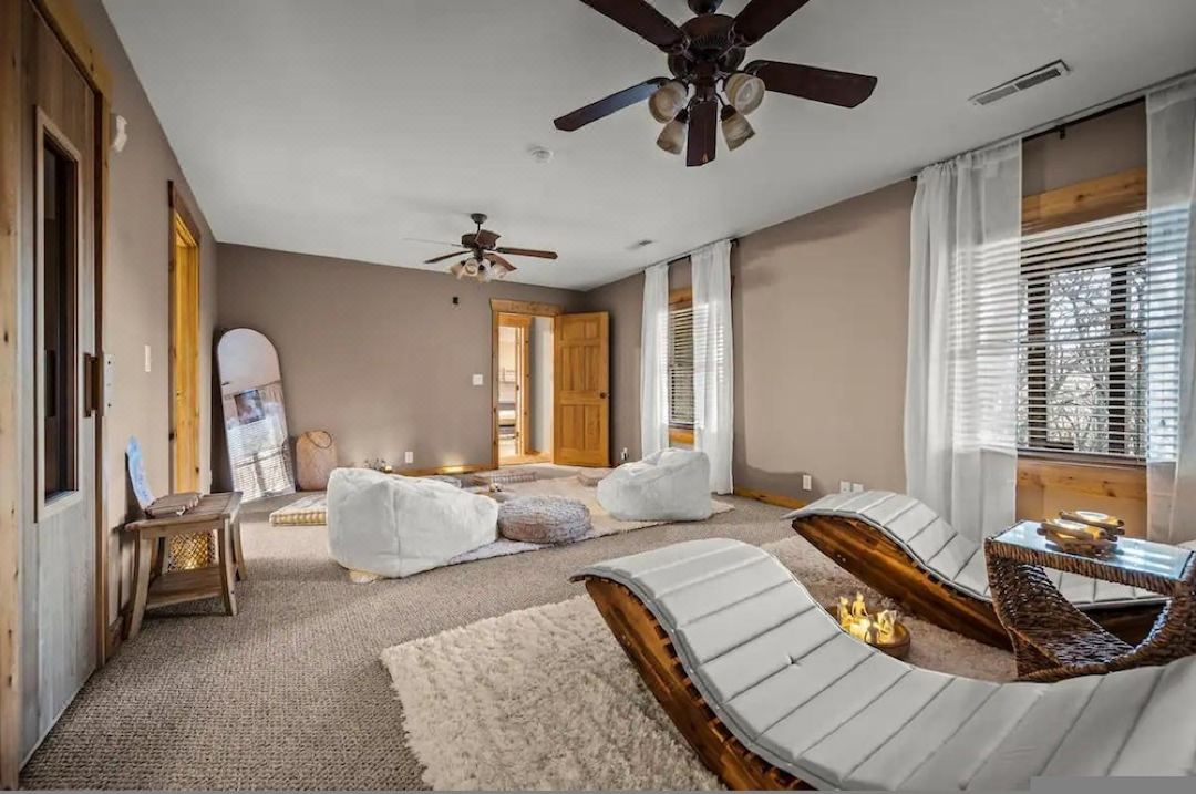 High-end Luxury Cabin Sauna Hot Tub Gameroom