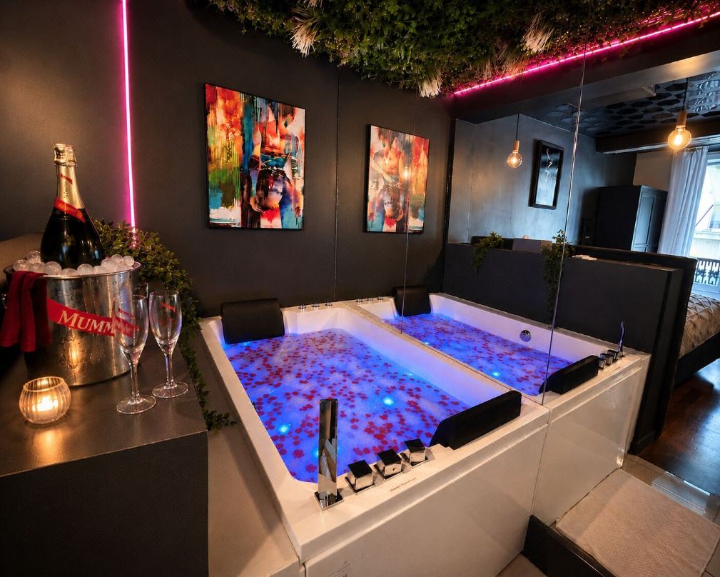 Champs‑Elysées Loveroom & Spa