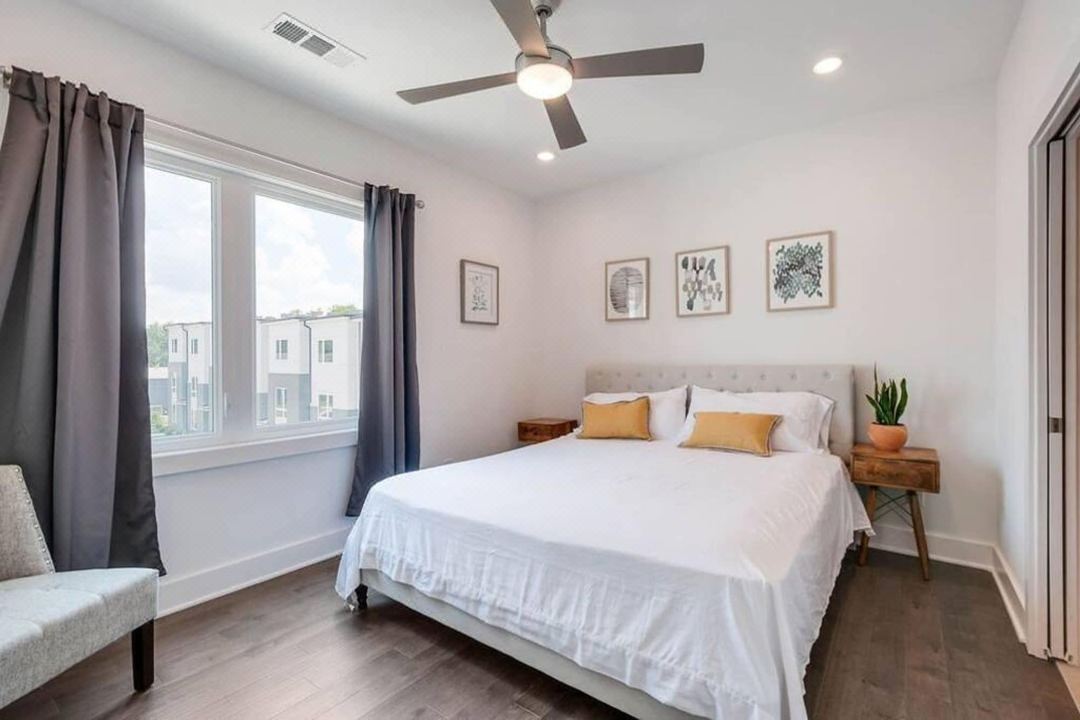 Modern 3 3 in East Nash 10min to Broadway