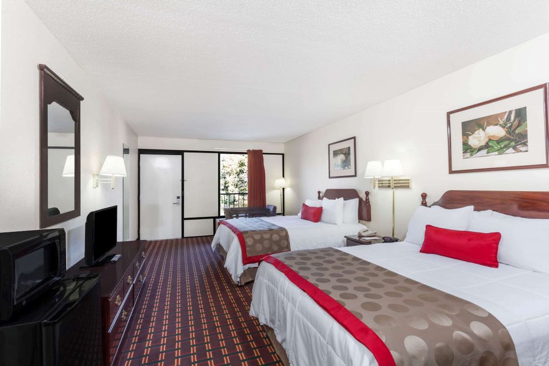 Travelodge by Wyndham Clarksville