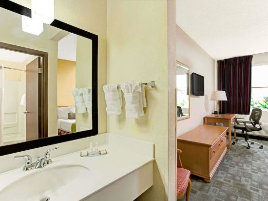 Baymont by Wyndham Miami Doral - Tap to explore photos