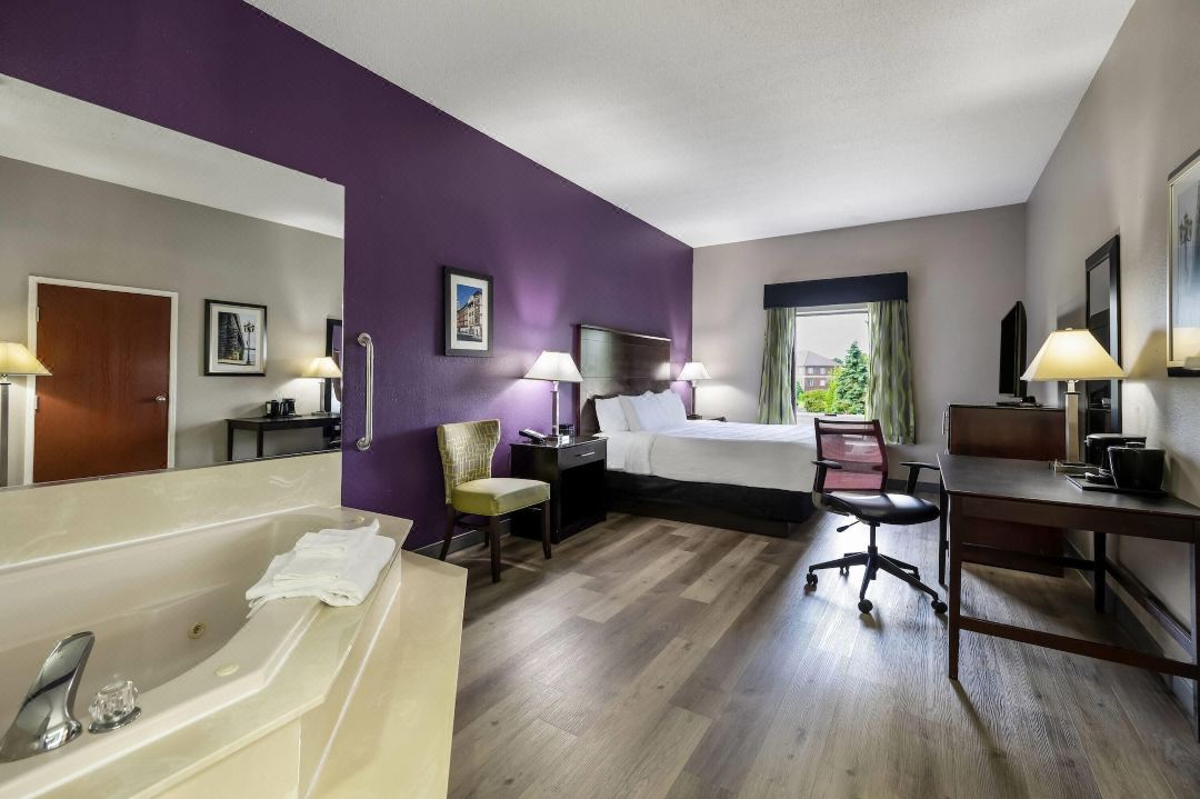 La Quinta Inn & Suites by Wyndham Louisville East