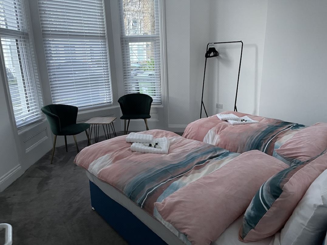 Spacious 2-Bed Apartment with Free Parking