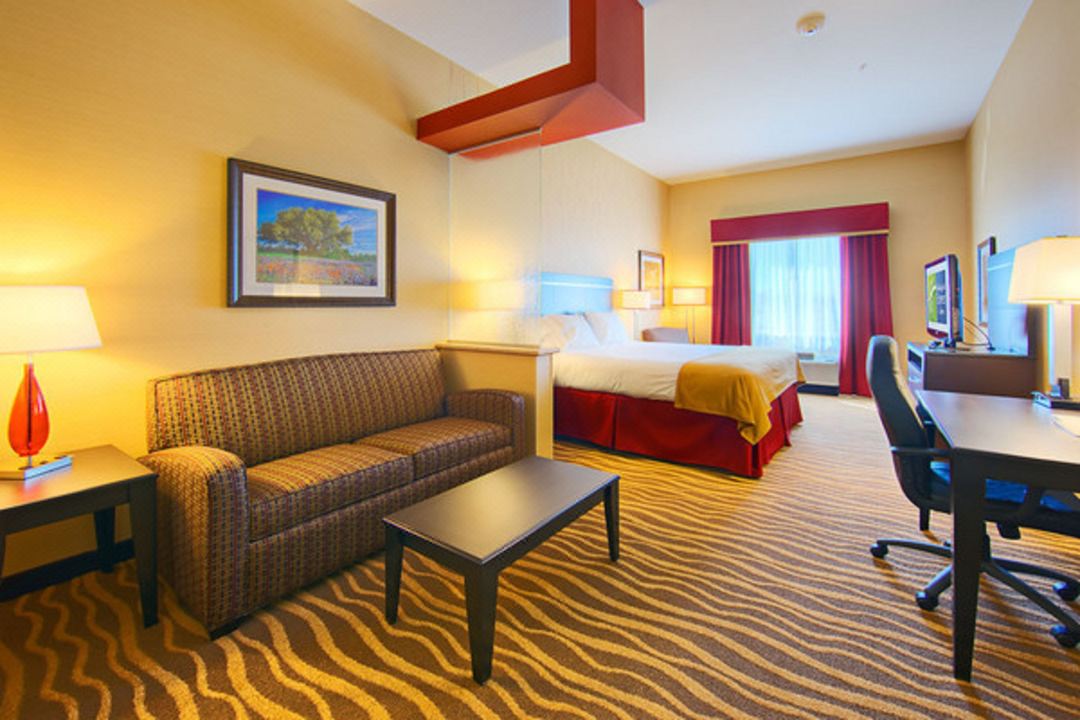 Holiday Inn Express & Suites Cotulla