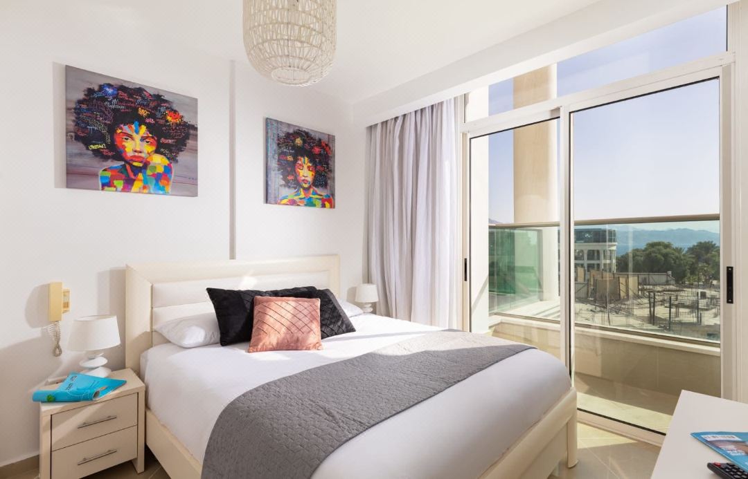 Mamad - Bright Eilat Escape with Balcony n Pool