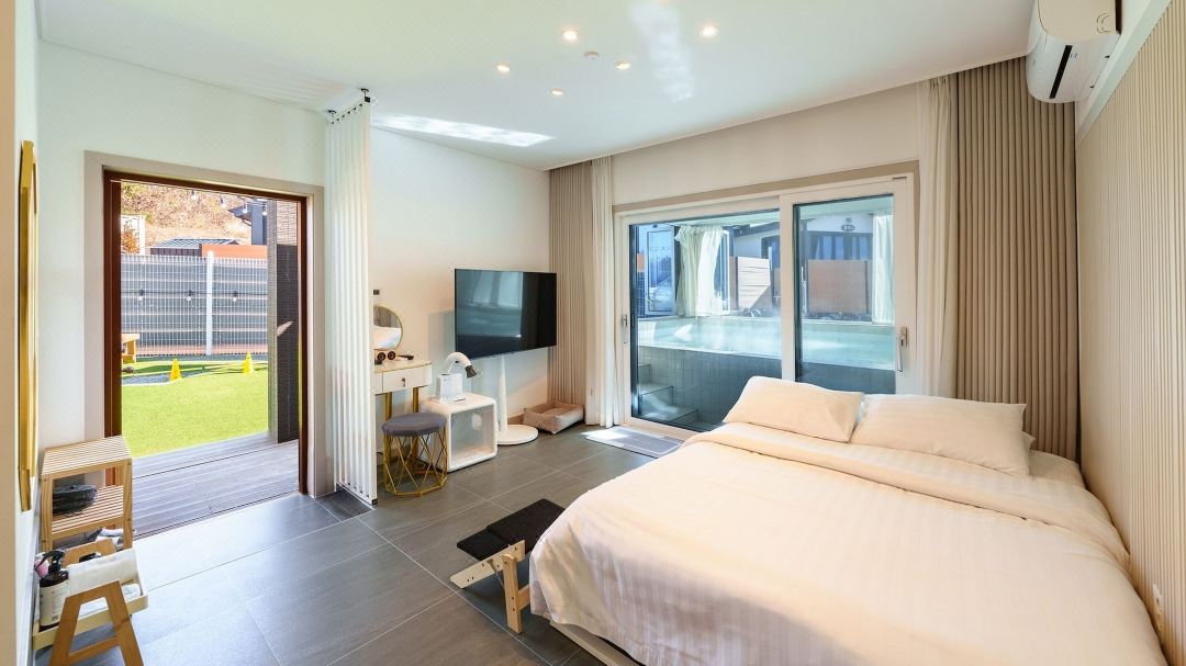 Taean (Anmyeondo) Holy Dog Pool Villa