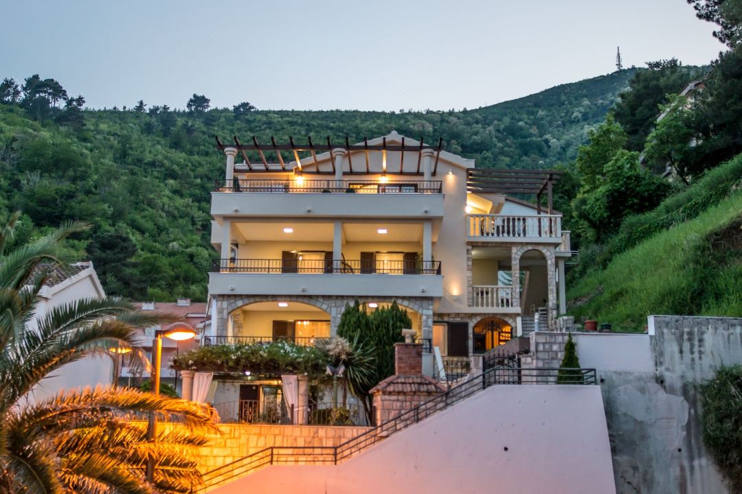 Luxury penthouse sea view & jacuzzi on terrace
