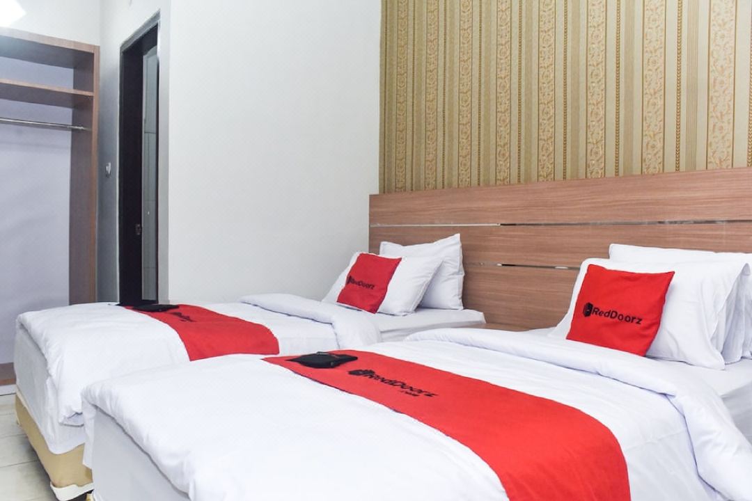 RedDoorz Plus Near Malang Town Square