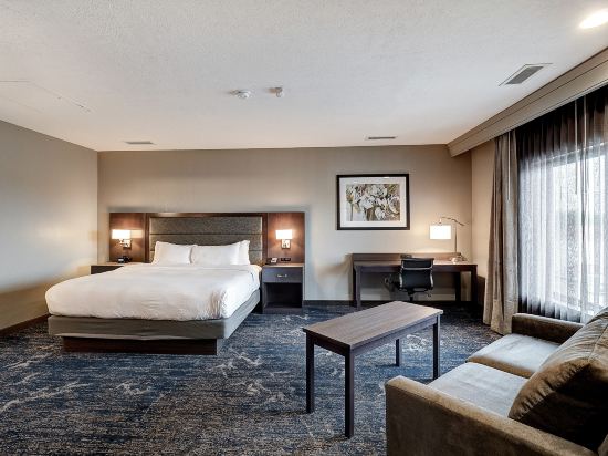 DoubleTree by Hilton Hotel Bloomington - Tap to explore photos