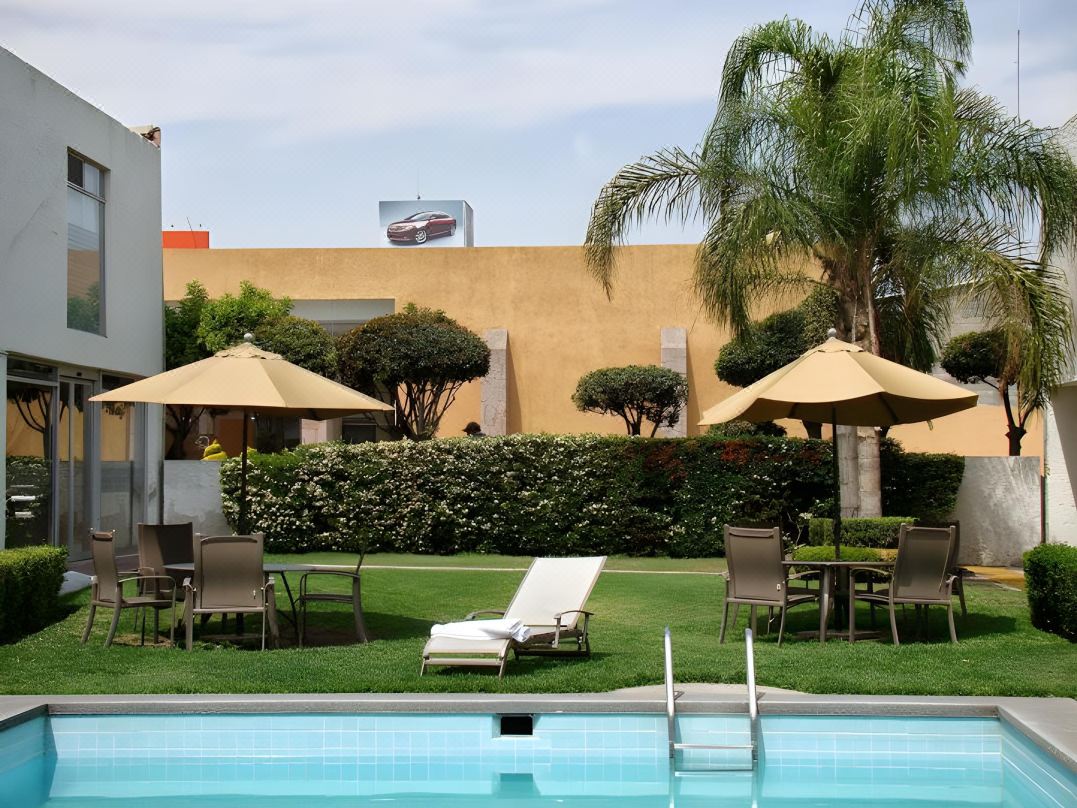 La Posada Hotel y Suites