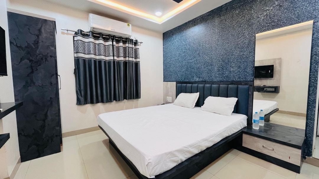 Shri Nath Hotel and Lodging