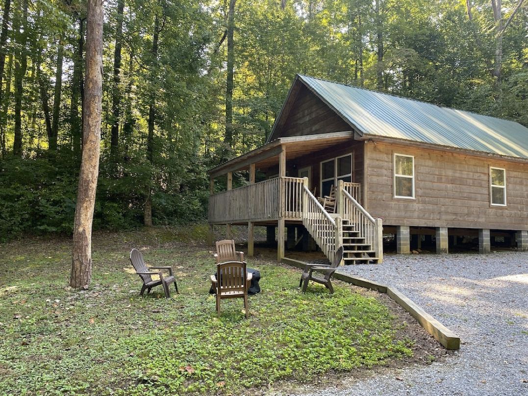 Tranquil Valley Retreat 1 Bedroom Cabin by Redawning