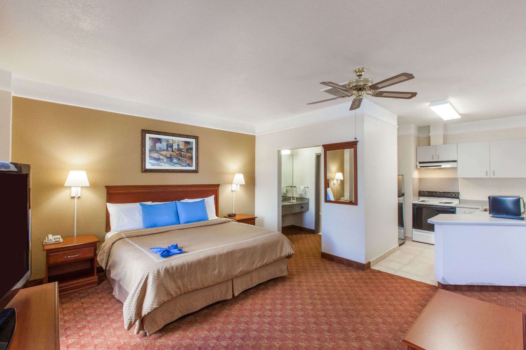 Days Inn & Suites by Wyndham NASA Space Center Houston