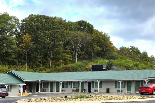 Holiday Motel by Belvilla Cleveland, TN