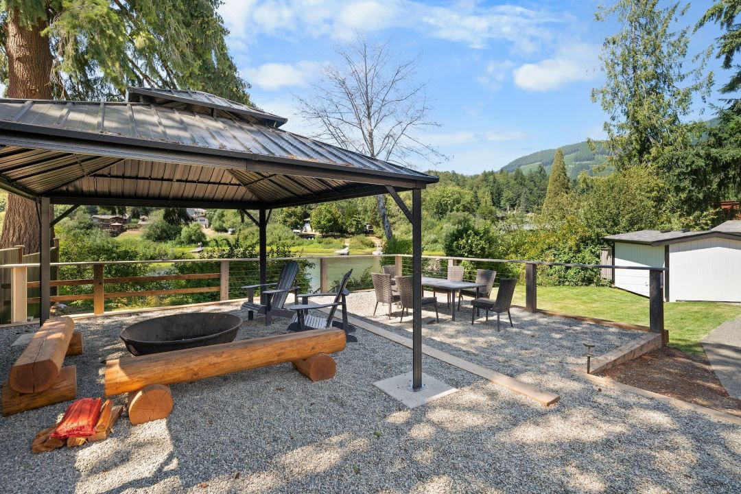 Cowichan Lake Cottages -Riverside