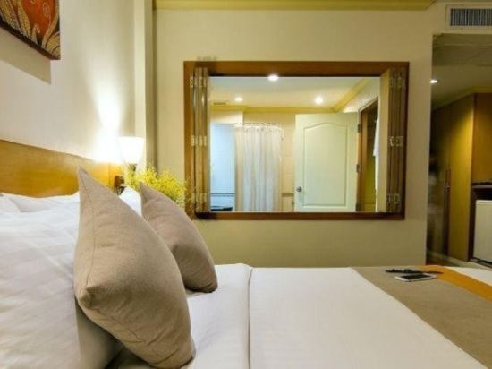 Bossotel Hotel Bangkok - Tap to explore photos