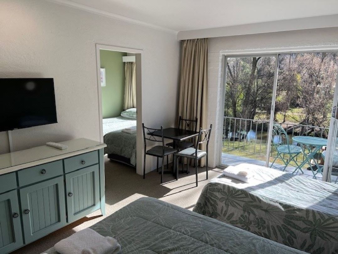 Riverbank Park Motel