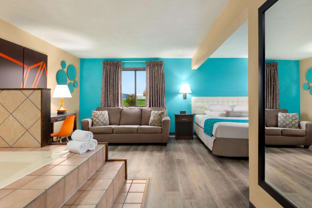 Howard Johnson by Wyndham Waterloo/Cedar Falls