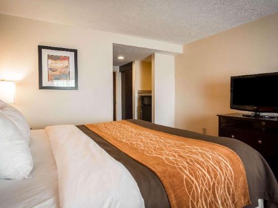 Comfort Inn & Suites Augusta Fort Eisenhower Area - Tap to explore photos