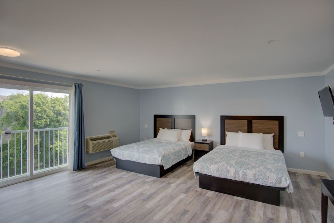 Dhimas Bayview Suites