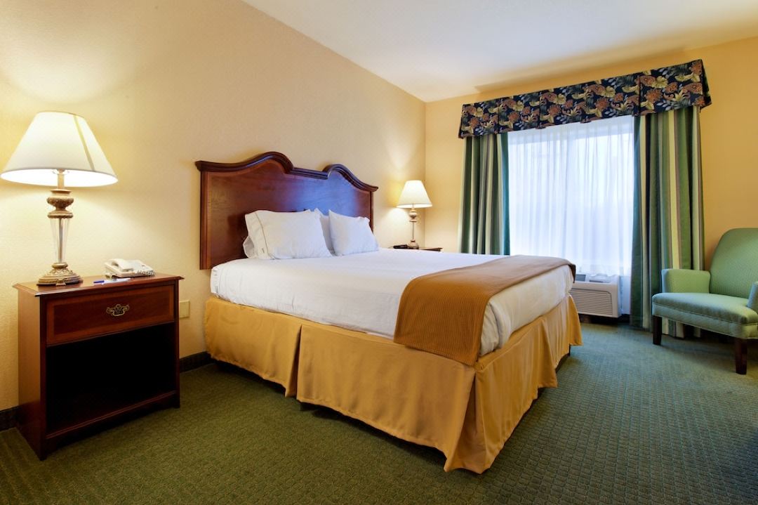 Holiday Inn Express & Suites San Antonio South