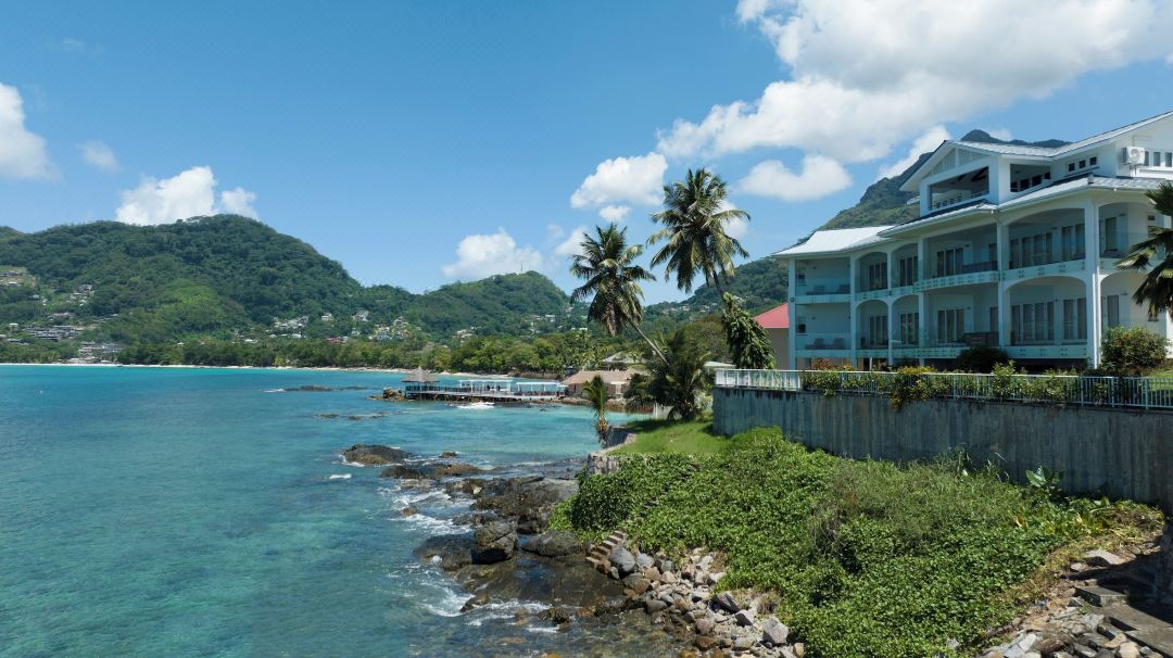 VallonEnd Beachfront Villa with Excellent View