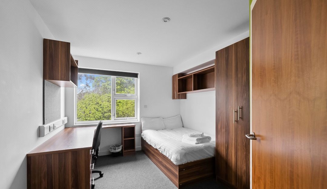 5 Bed Apartment @ Derriford Stays by Pureserviced