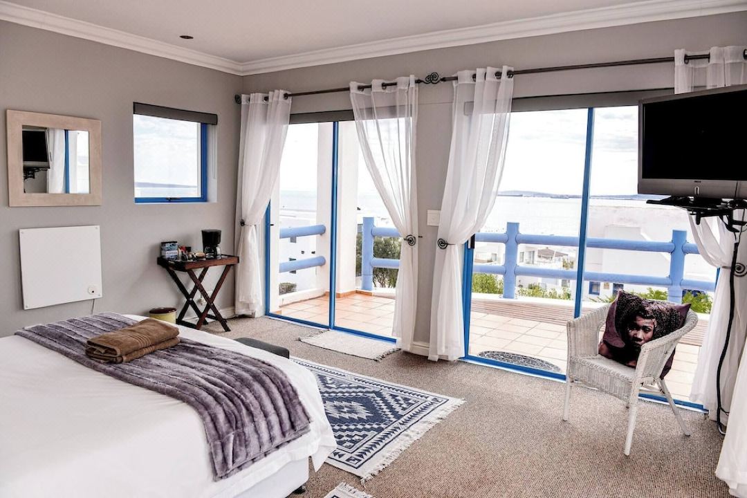 Charis to Theo - Relax in Style at This 3-bedroomed Langebaan Holiday House