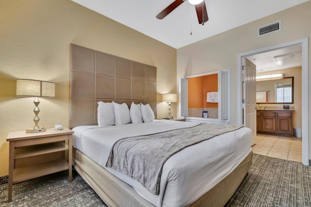 Top Floor 3B Balcony 10 Mins to Disney NO Fees