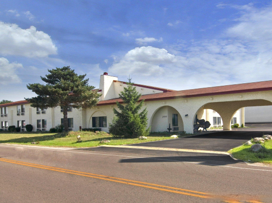 Howard Johnson by Wyndham Appleton - Tap to explore photos