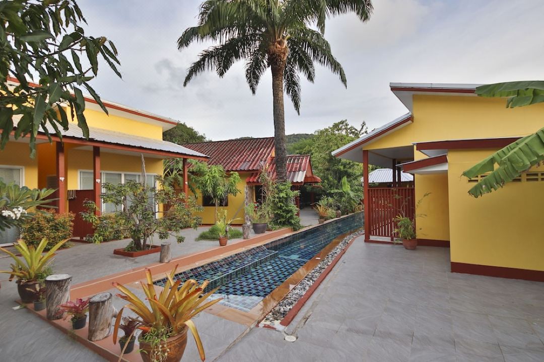 Ban Elephant Blanc Bungalow