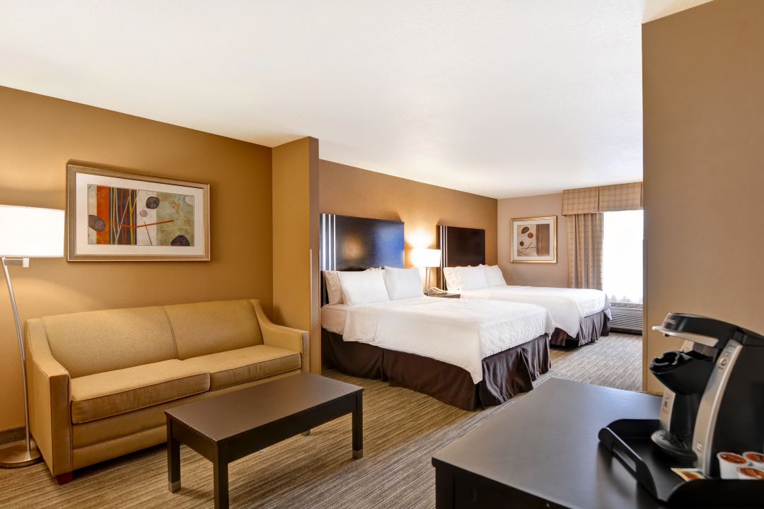 Holiday Inn Express & Suites Milwaukee-New Berlin