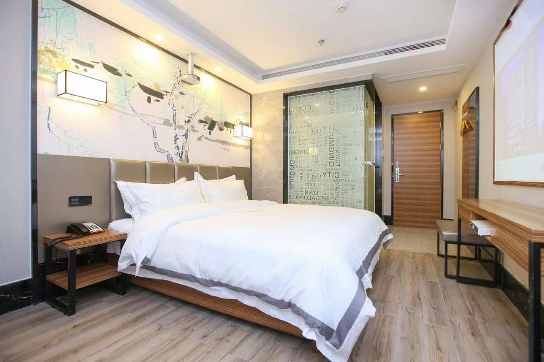 Qingmu Select Hotel (Nanjing Xuanwu Lake Gulou Subway Station)