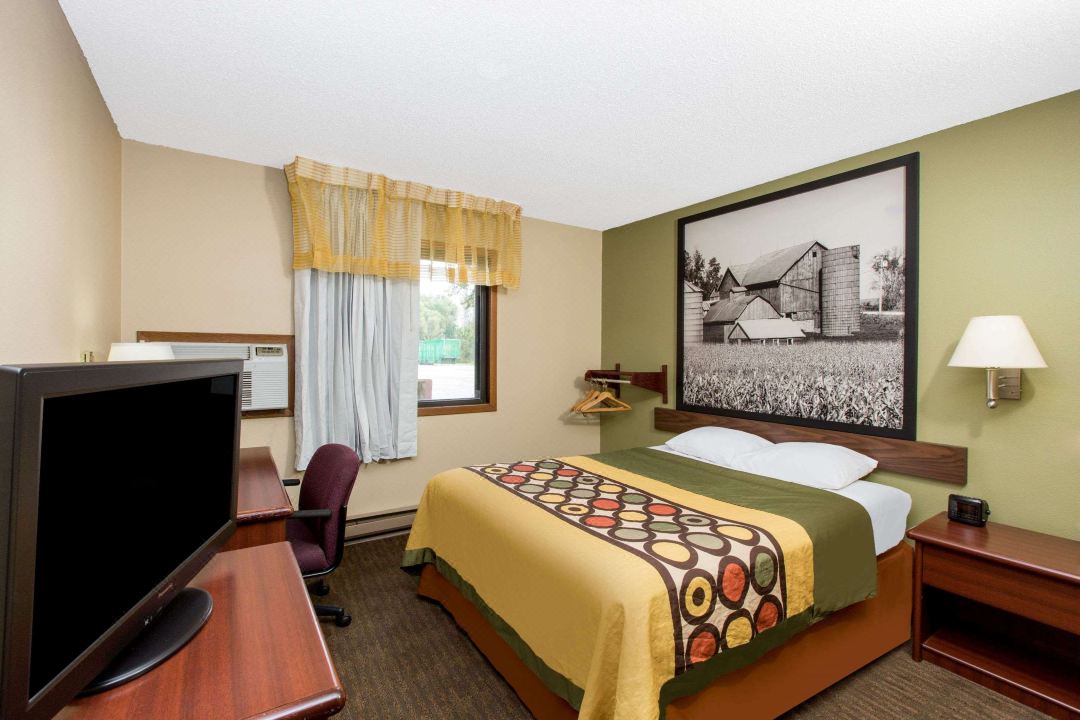Super 8 by Wyndham Fairmont