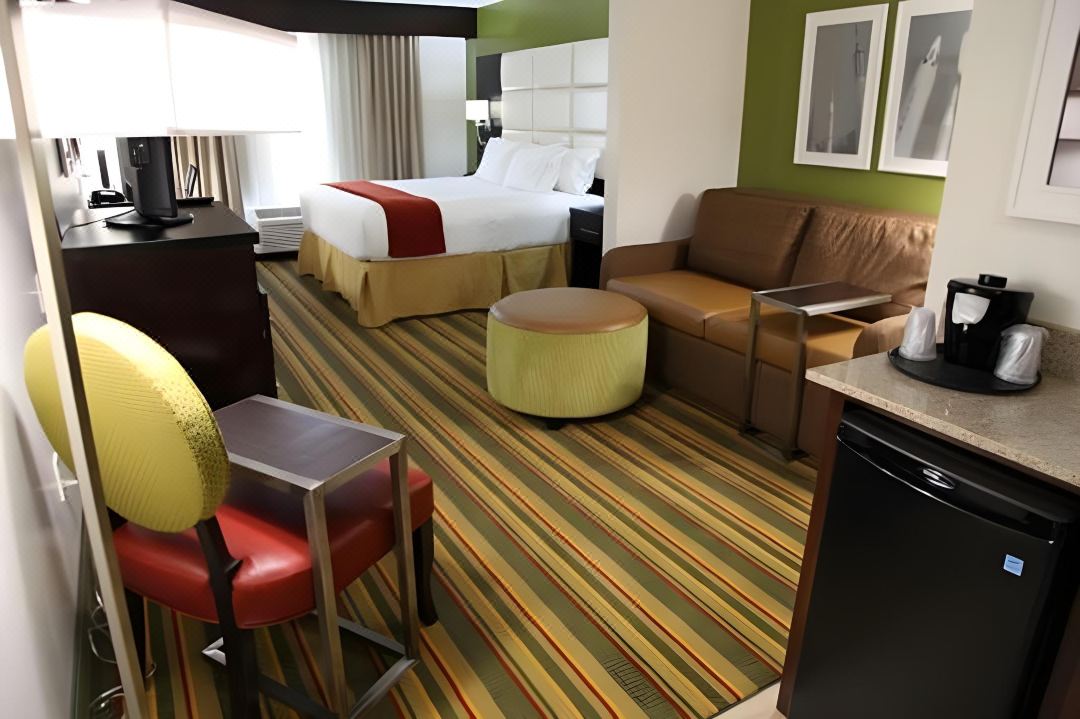 Holiday Inn Express & Suites Huntsville Airport