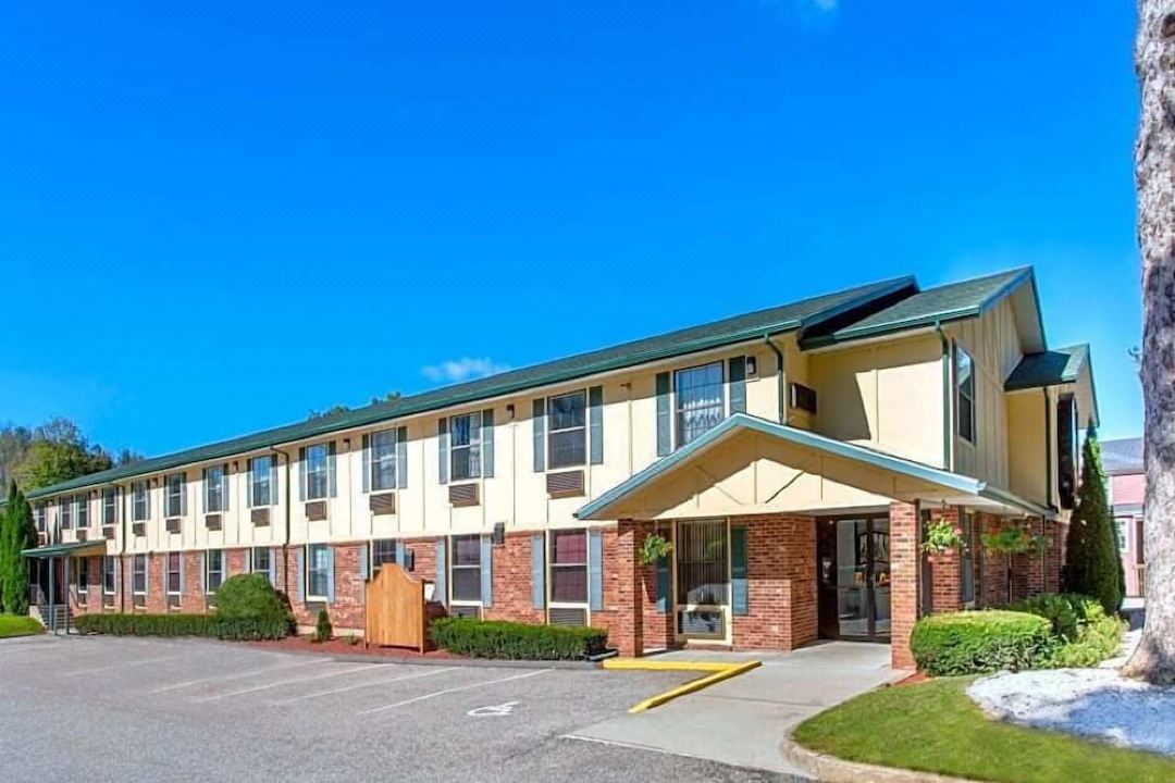 Super 8 Lee/Berkshires/Outlet Area