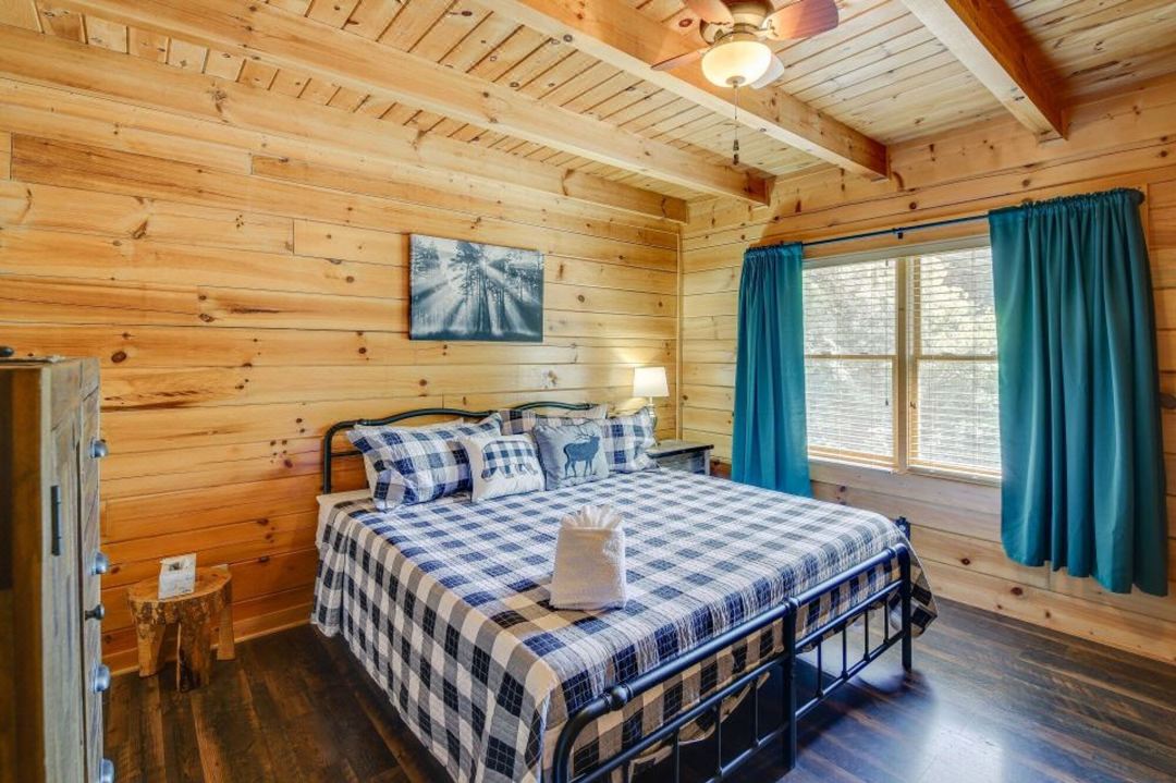 5-star w Pool Cozy Secluded Newly-renovated