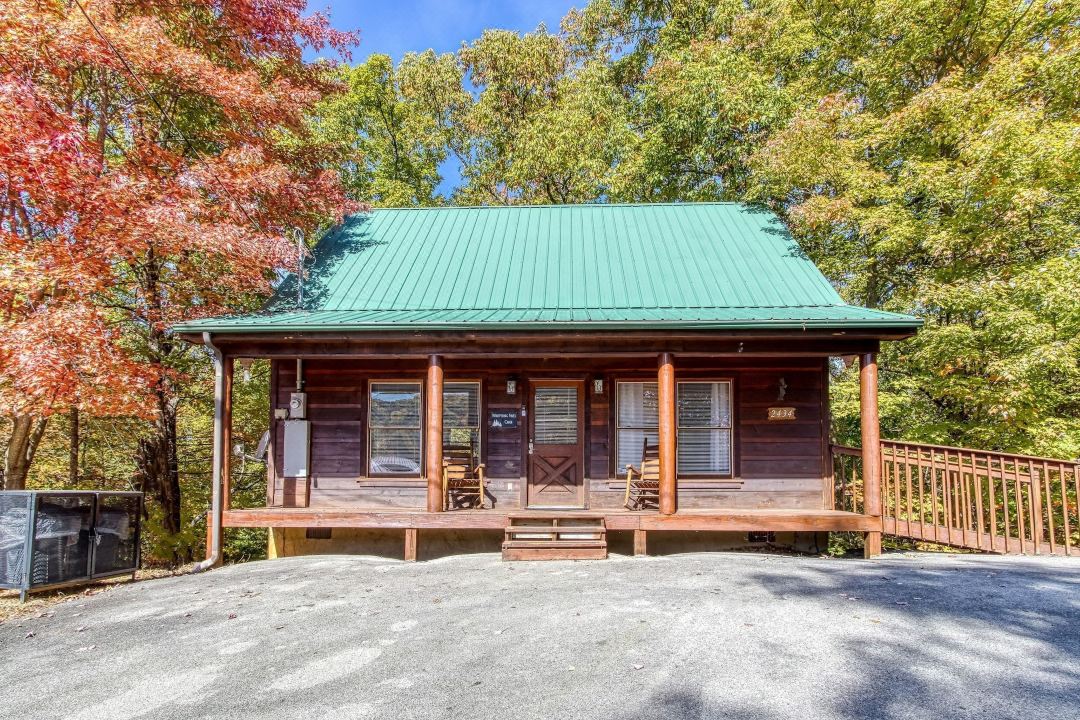 Dog Friendly Quiet Chalet Hot Tub Fireplace