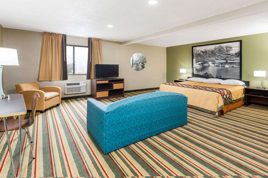 Super 8 by Wyndham Bloomington