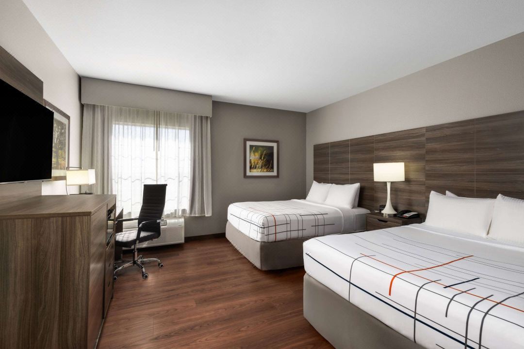 La Quinta Inn & Suites by Wyndham Denton - University Drive